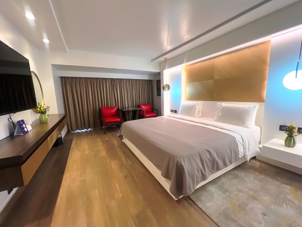 Deluxe Room, 1 King Bed, Balcony, City View (Queen Room) photo 1
