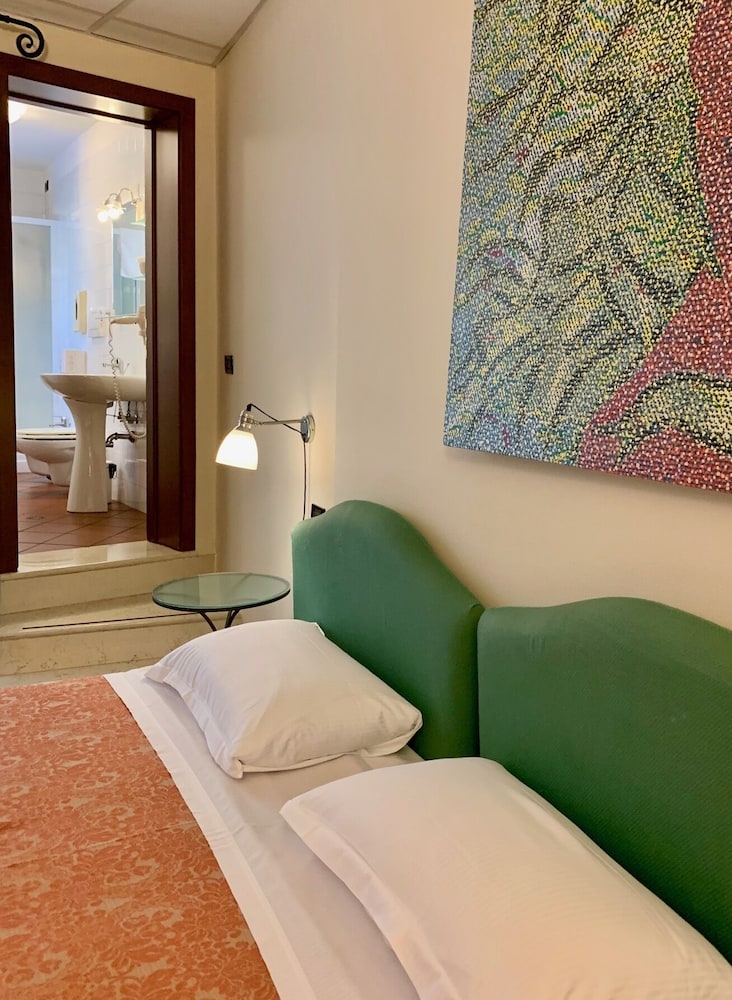 Double Room - Photo 10