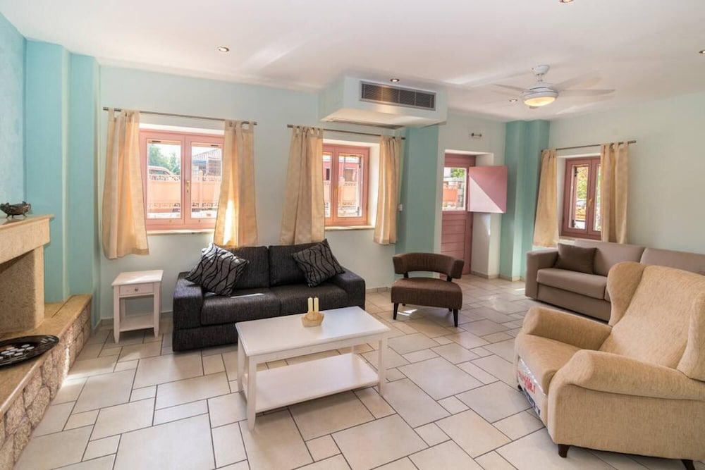 Villa, Smoking photo 2