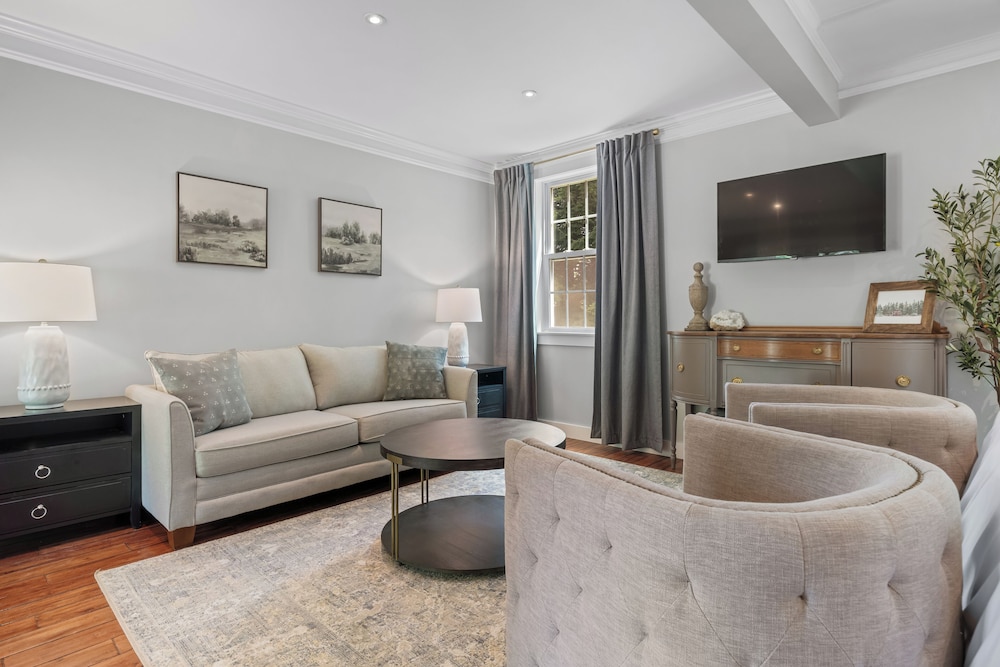 Premium Suite, Multiple Bedrooms, Non Smoking, Mountain View