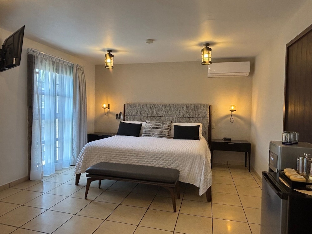 Gallery Suite, 2 Bedrooms, Non Smoking, Private Bathroom (Claudia Gleason 2-Bedroom)