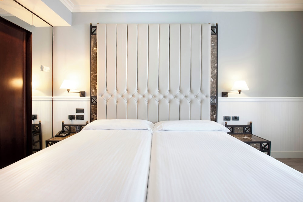 Business Double Room, Multiple Beds, Private Bathroom, City View - Photo 5