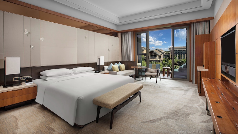 Club Room, Accessible, Club Lounge Access thumbnail 6