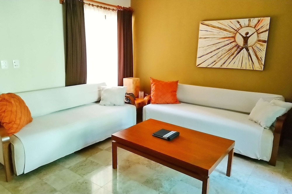 Suite, 2 Bedrooms (Master) - Photo 9
