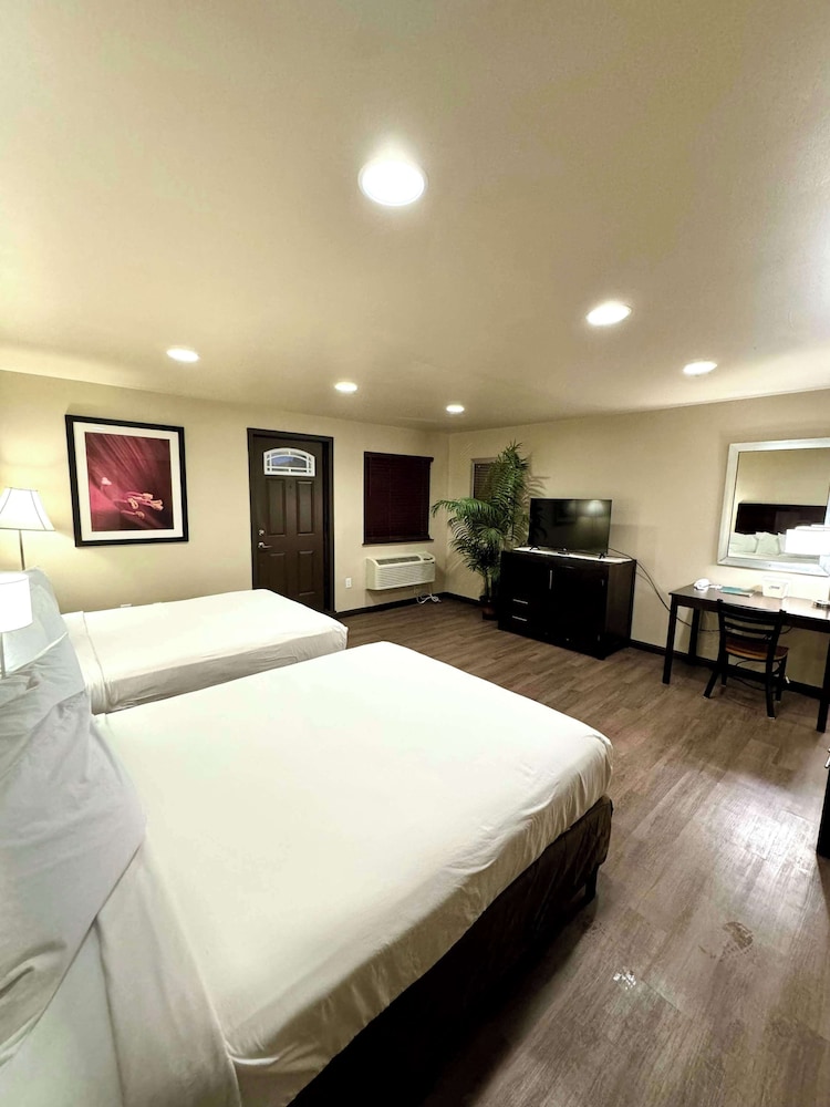 Family Suite, 2 Queen Beds, Non Smoking (Premium, 2nd Floor, No Elevator) photo 2