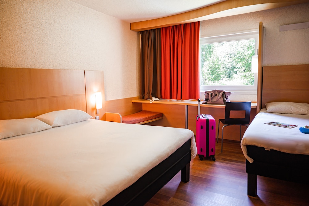 Standard Room, Multiple Beds - Photo 3