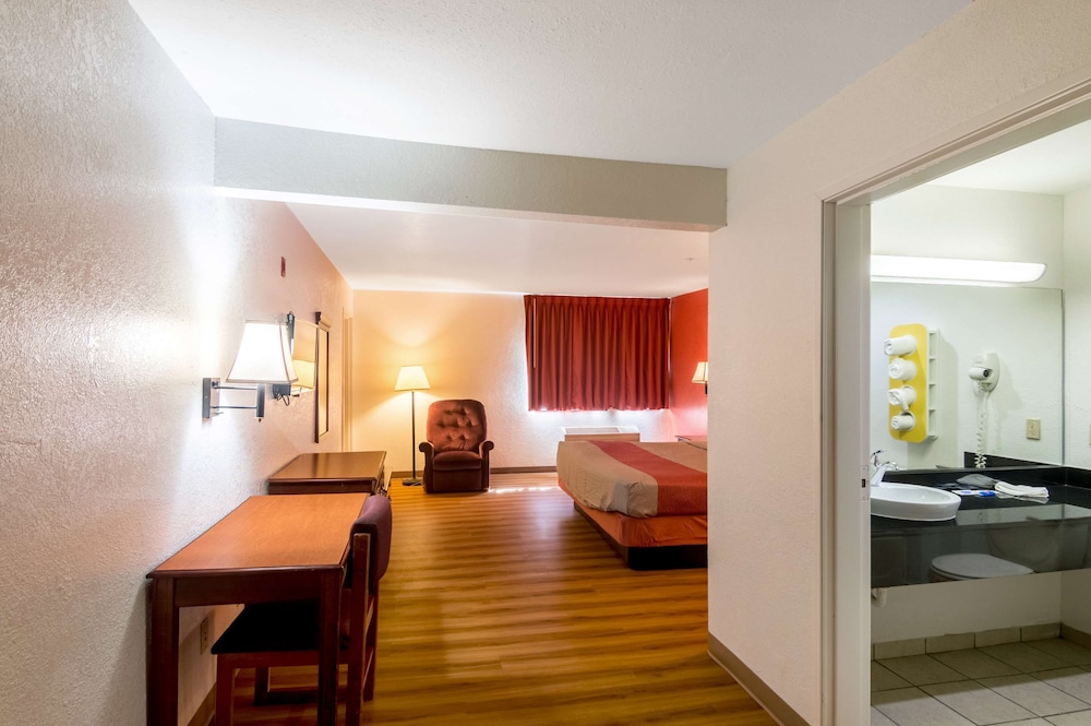 Standard Room, 1 King Bed, Smoking - Photo 8