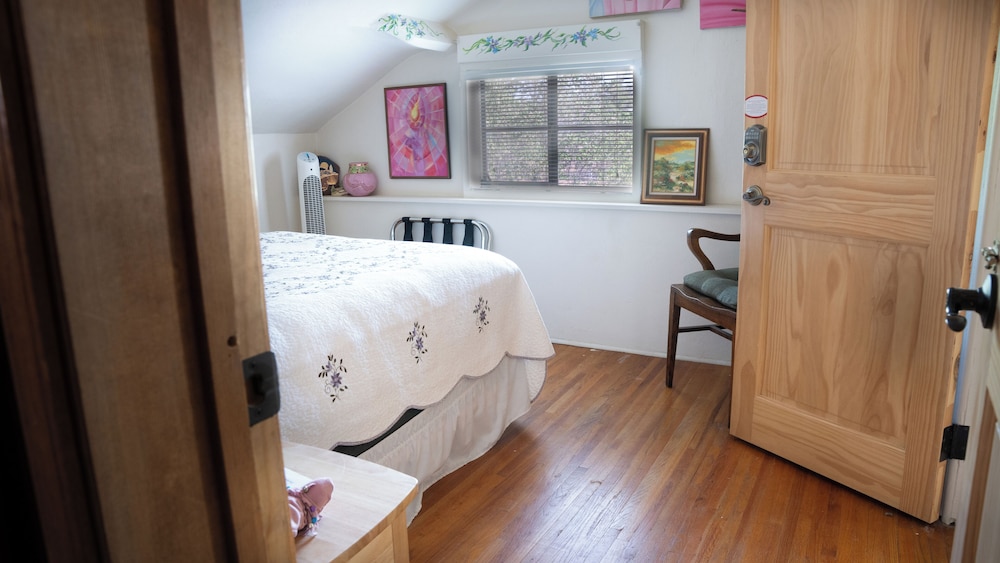 Deluxe Suite (Sunrise Suite 2nd floor, No Pets) photo 2