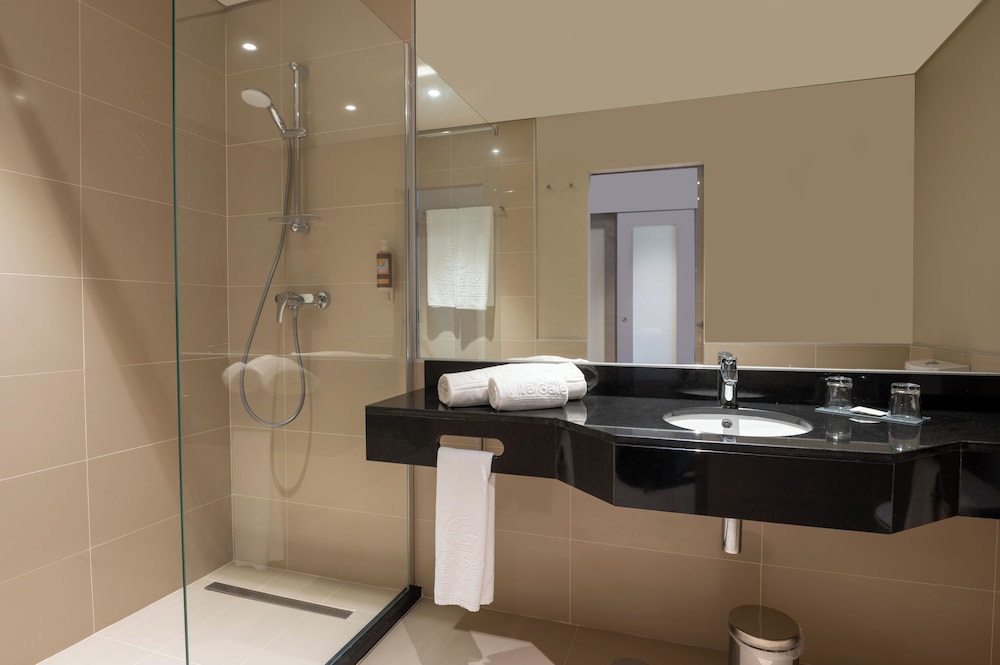 Family Double or Twin Room (3 Adults) photo 3