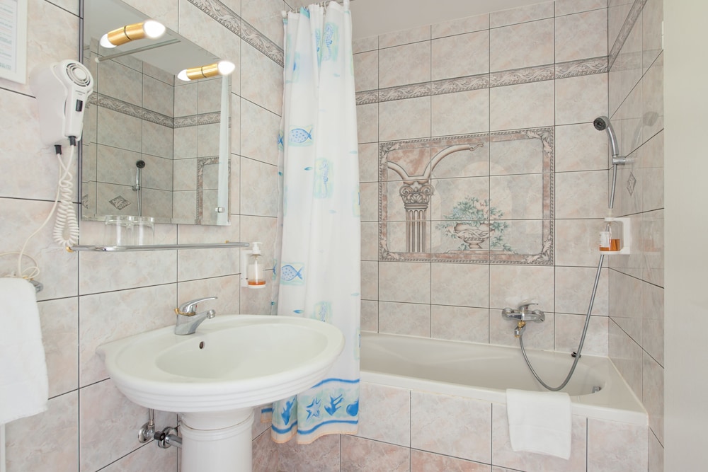 Standard Double or Twin Room - Photo 5