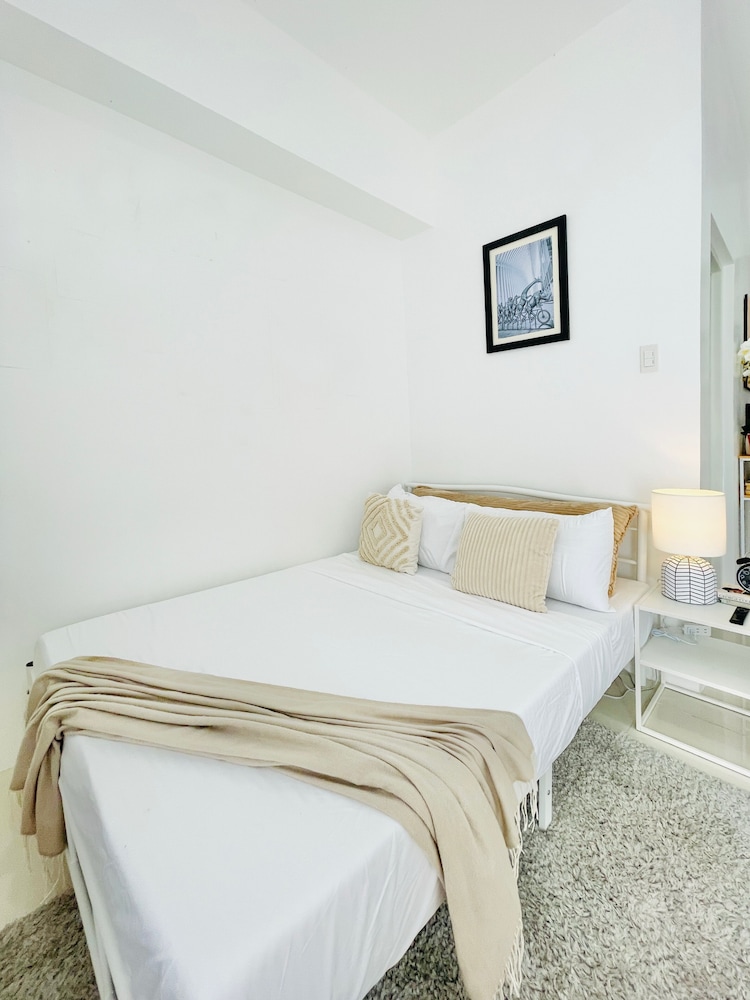 Signature Studio, Multiple Beds, Pool Access, Poolside photo 2