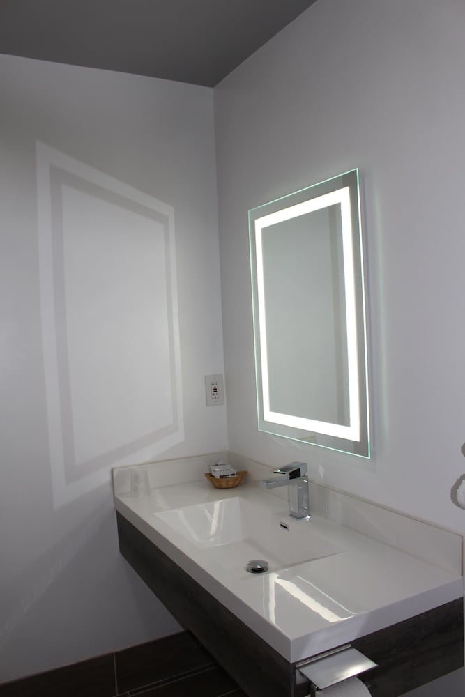 Deluxe Room, 1 King Bed, City View photo 3