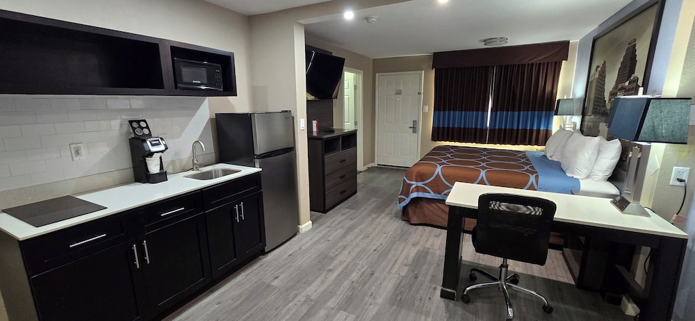 Suite, 1 King Bed, Non Smoking photo 1