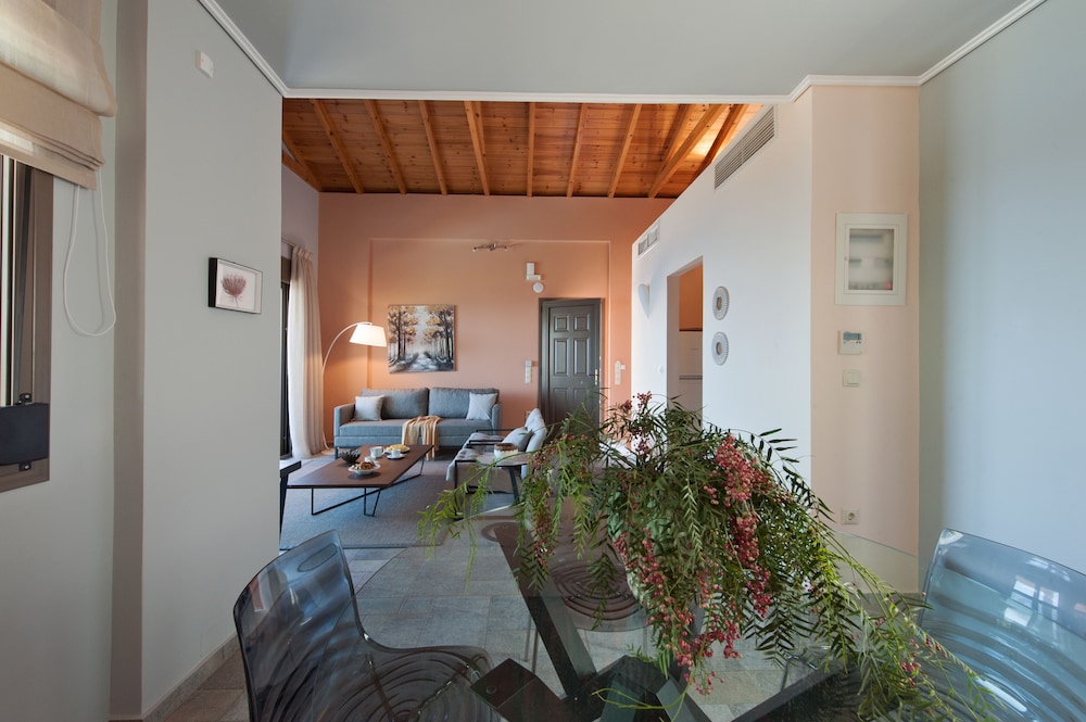 Suite, 3 Bedrooms, Private Pool (Semibasement)