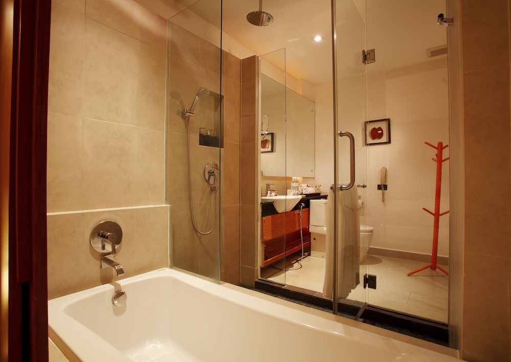 Deluxe Room, Pool View (Free Daily Minibar) - Photo 10