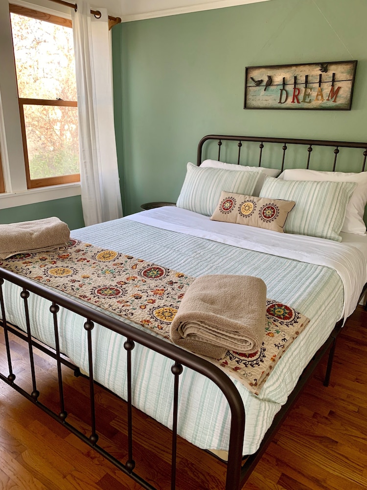 Economy Room, 1 Queen Bed photo 1