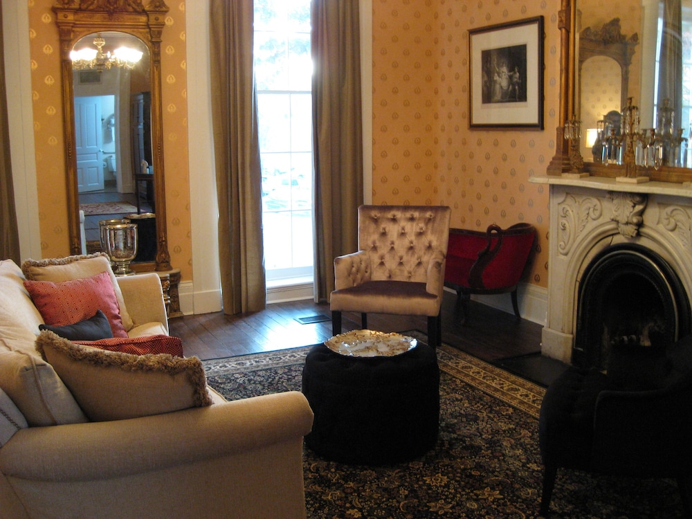Suite, 1 King Bed - Photo 3