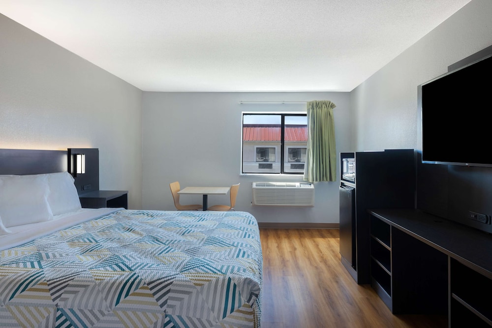 Standard Room, 1 Queen Bed, Smoking photo 1