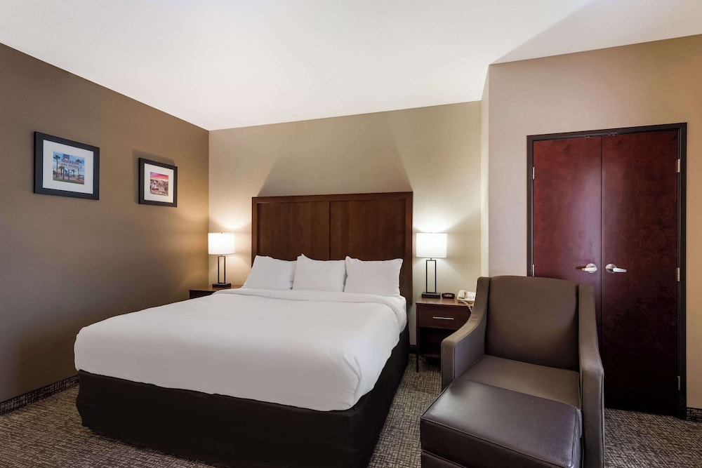 Suite, 1 King Bed with Sofa bed, Accessible, Non Smoking - Photo 2