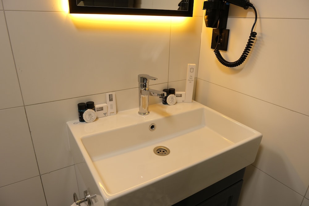 Deluxe Triple Room With Balcony - Photo 8