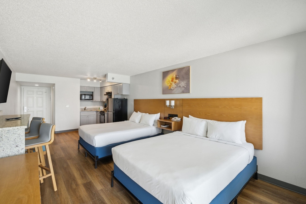 Premier Suite, 2 Queen Beds, Kitchen, Beachfront (Walkout)
