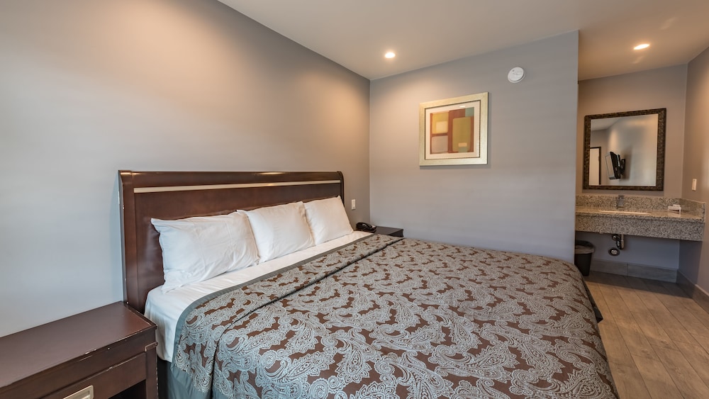 Economy Room, 1 King Bed, Non Smoking photo 1
