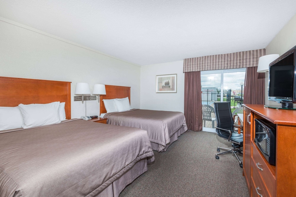 Room, 2 Queen Beds, Non Smoking (Street View, Lower Floor) - Photo 1