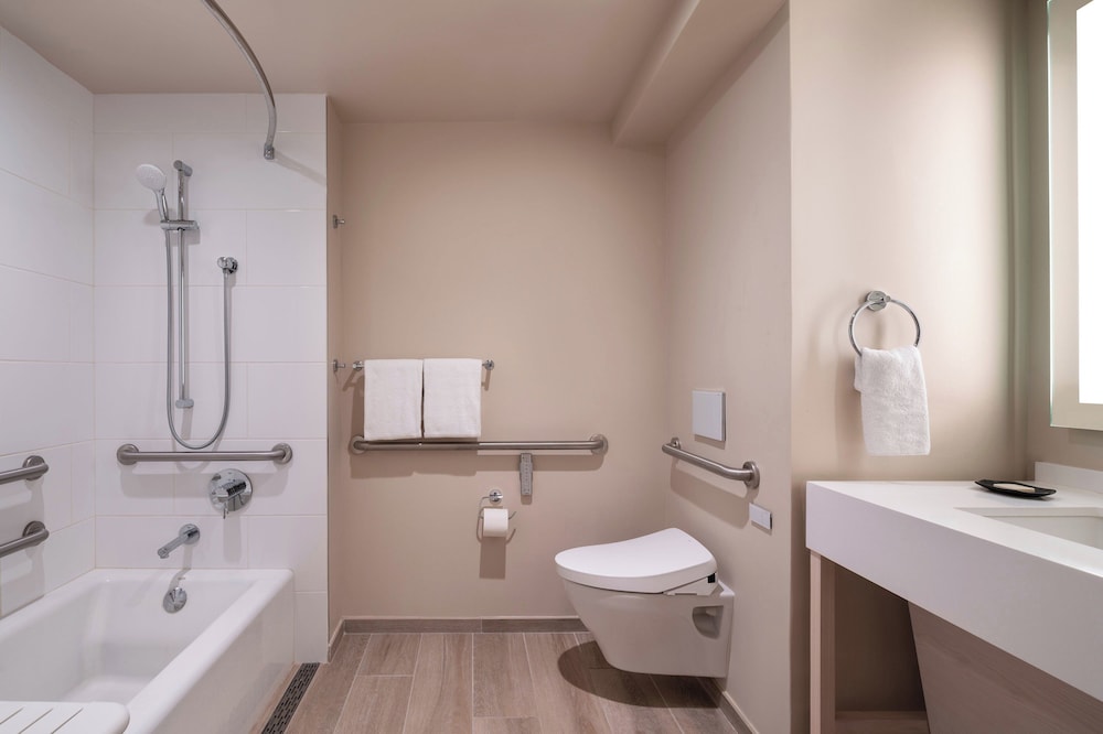 Room, 1 King Bed, Mobility Accessible, Oceanfront (Bathtub, Floor 4 to 9)