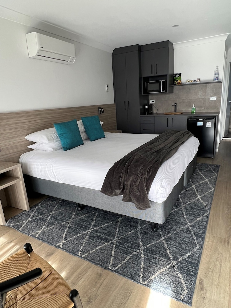 Family Room, 2 Bedrooms, Kitchenette, Partial Ocean View photo 1