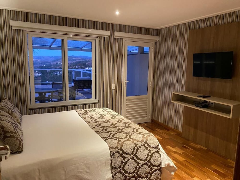 Family Room, Mountain View (Bella Vista)