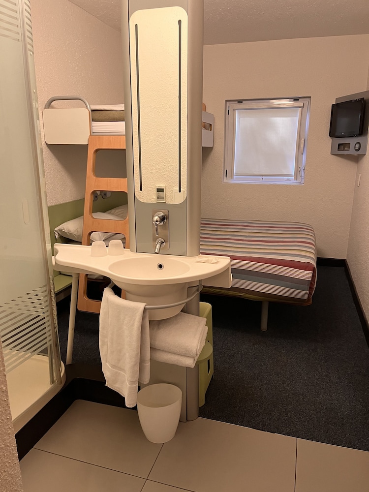 Standard Triple Room, Non Smoking (Queen with separate bunk bed) photo 2