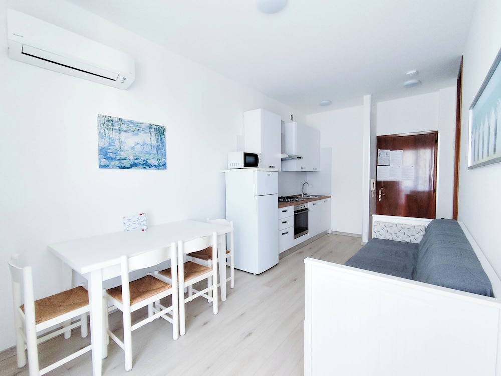 Studio, Multiple Bedrooms, Balcony, City View photo 1