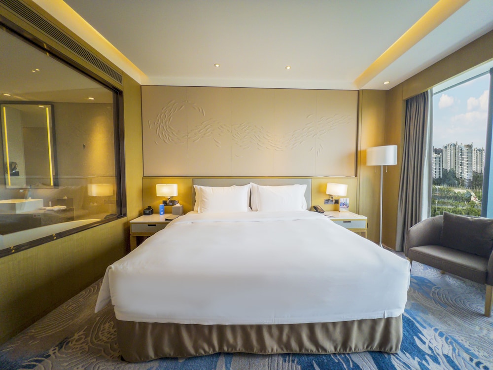 Deluxe Room, 1 King Bed, Smoking, City View photo 3