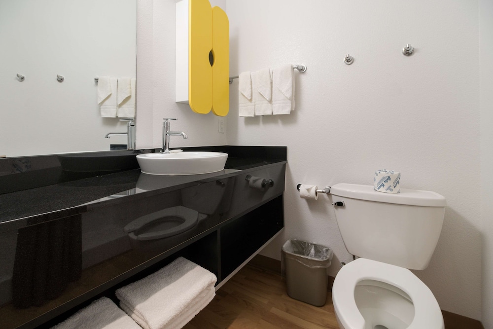 Deluxe Suite, 2 Queen Beds, Non Smoking, Kitchenette - Photo 7