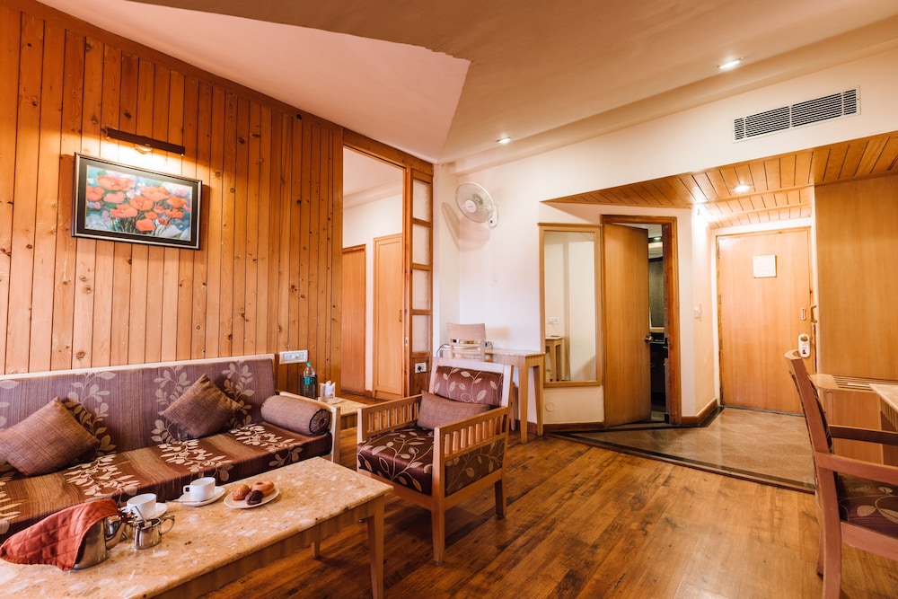 Interconnected Family Rooms with Jacuzzi - Photo 7