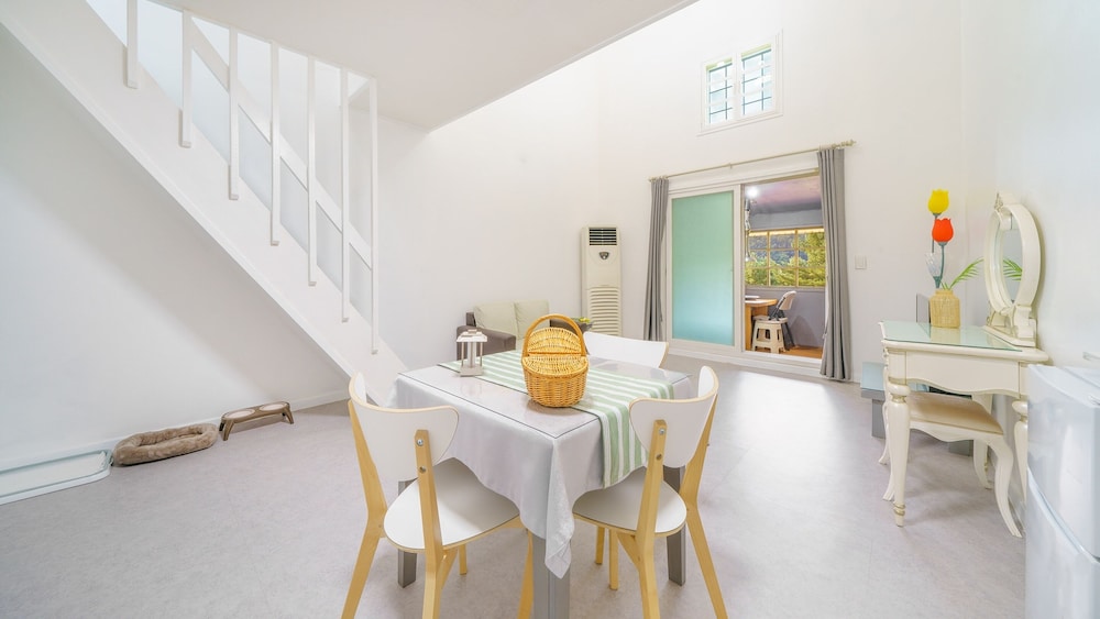 Basic Room, 1 Bedroom (saffron) photo 2