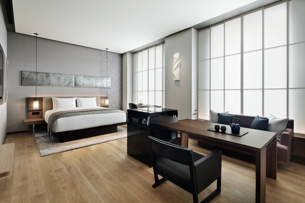 Premium Room, 1 King Bed photo 1