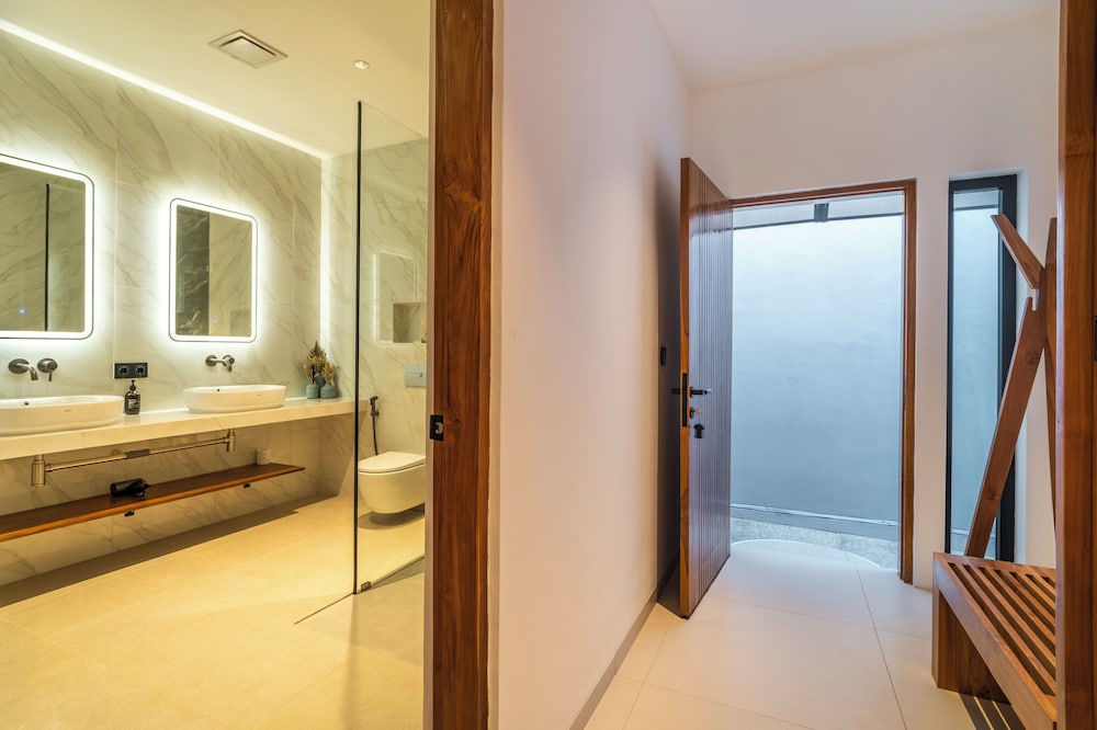 1 bedroom honeymoon suite private pool photo 3