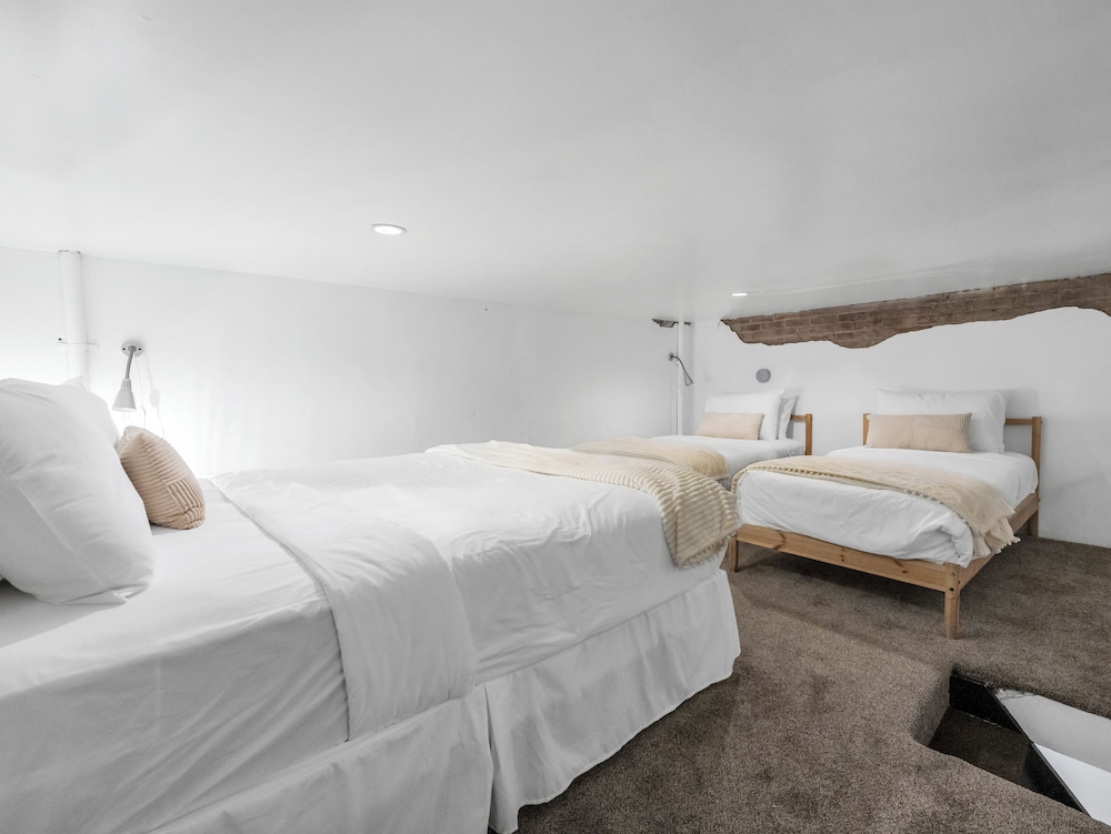 Room 18, The Large Loft, A queen Bed and Four Twins with Two Bathrooms photo 3