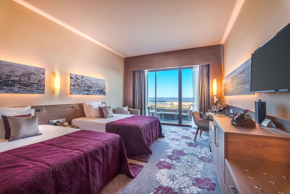 Deluxe Room, Multiple Beds, Non Smoking, Garden View