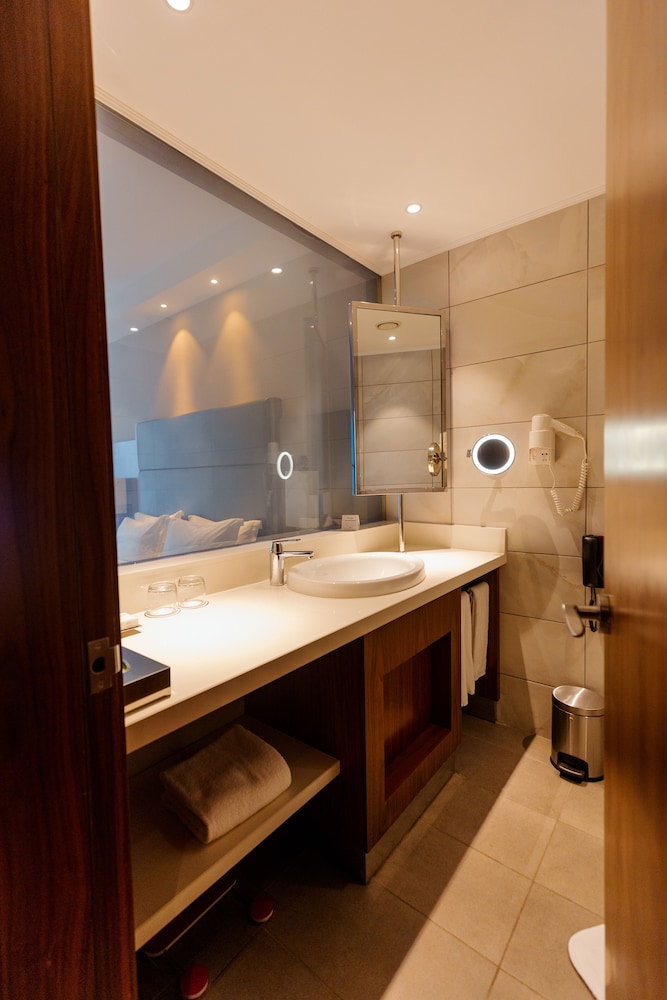 Suite, 1 King Bed (Customizable) photo 3