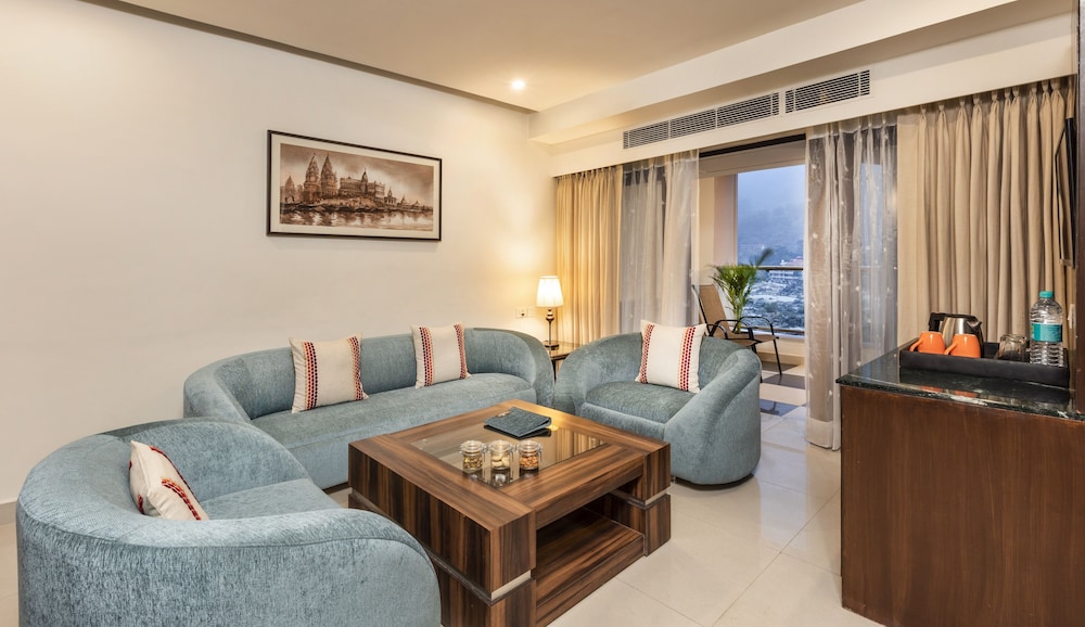 1 Bedroom Deluxe Suite - Photo 2
