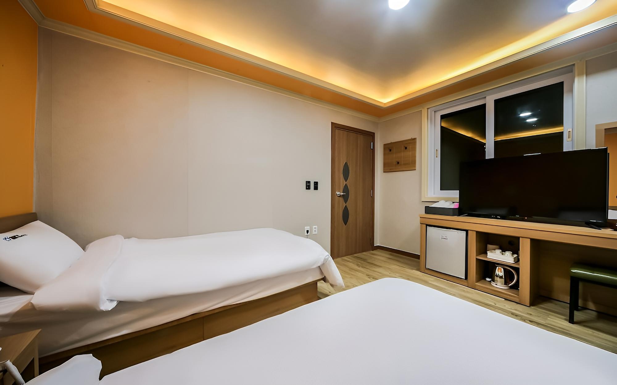 Room (Twin Room (Double Bed + Single Bed)) - Photo 4