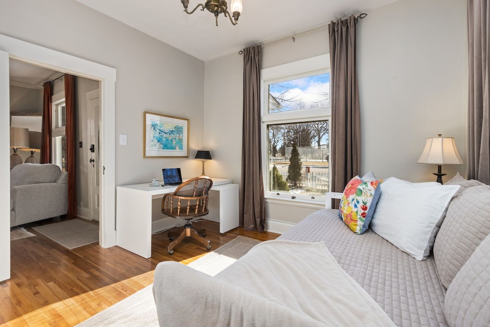 House, Multiple Beds, Patio (1500 W Oak Street)