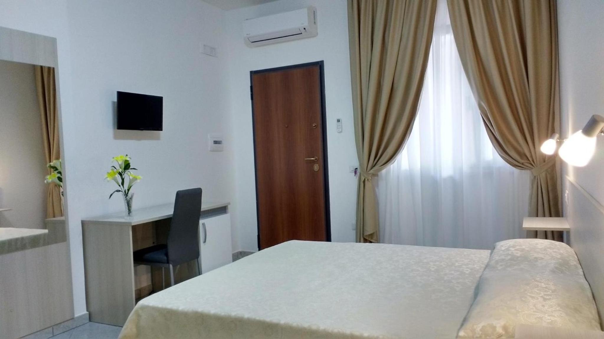 Economy Triple Room photo 3