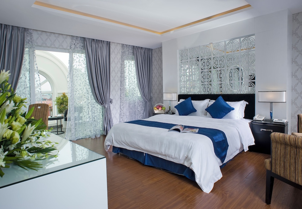 Honeymoon Room, 1 King Bed, Bathtub, City View