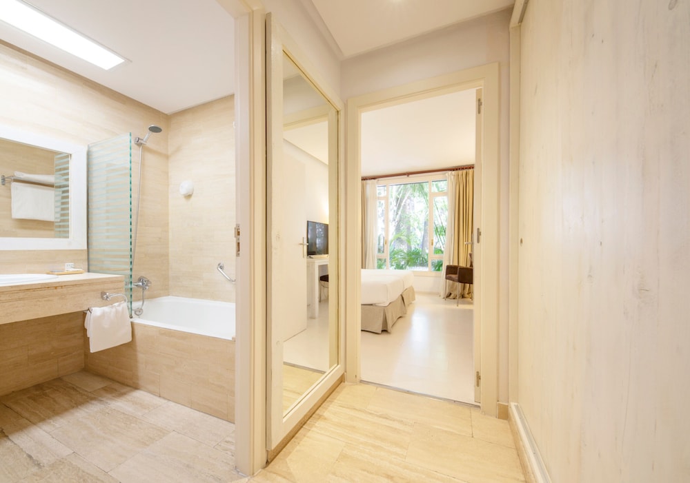 Standard Double Room (2 Adults) - Photo 9