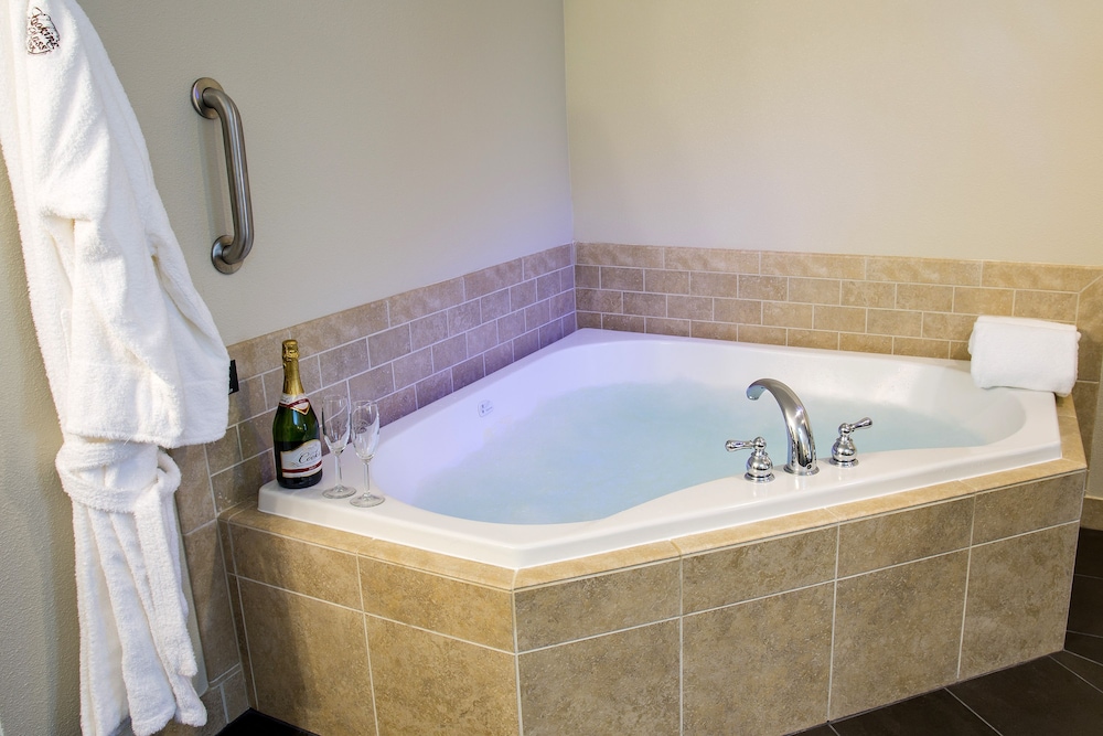 King Suite with Whirlpool, Pet Free photo 3