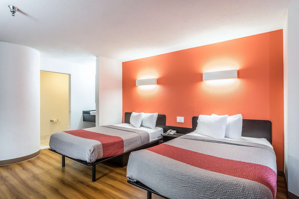 Standard Room, 2 Double Beds, Smoking - Photo 7