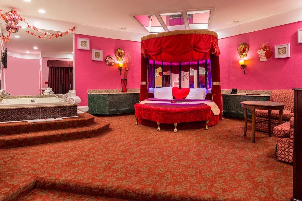 Sweetheart Theme Suite with Heart Shape Bed, Jetted Tub & Fireplace